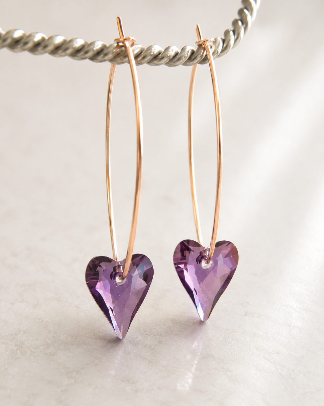 Boucles d'oreilles créoles coeur violet sur or rose