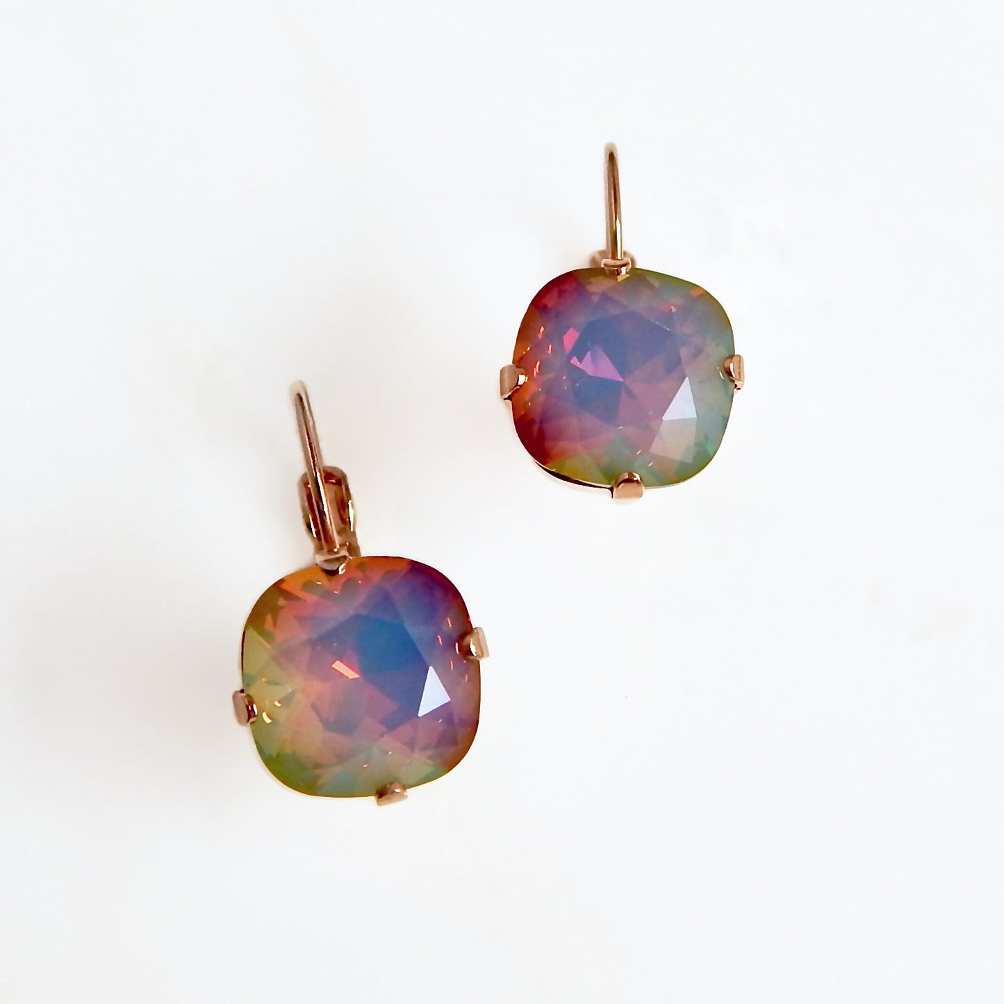 Boucles d'oreilles levier en cristal d'opale arc-en-ciel en or rose