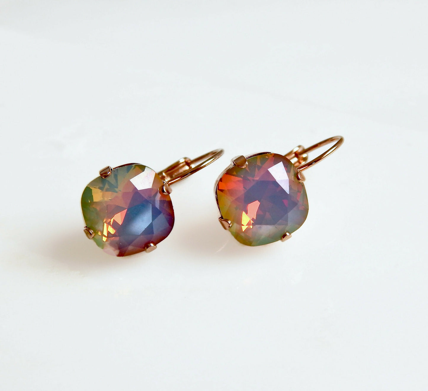 Boucles d'oreilles levier en cristal d'opale arc-en-ciel en or rose