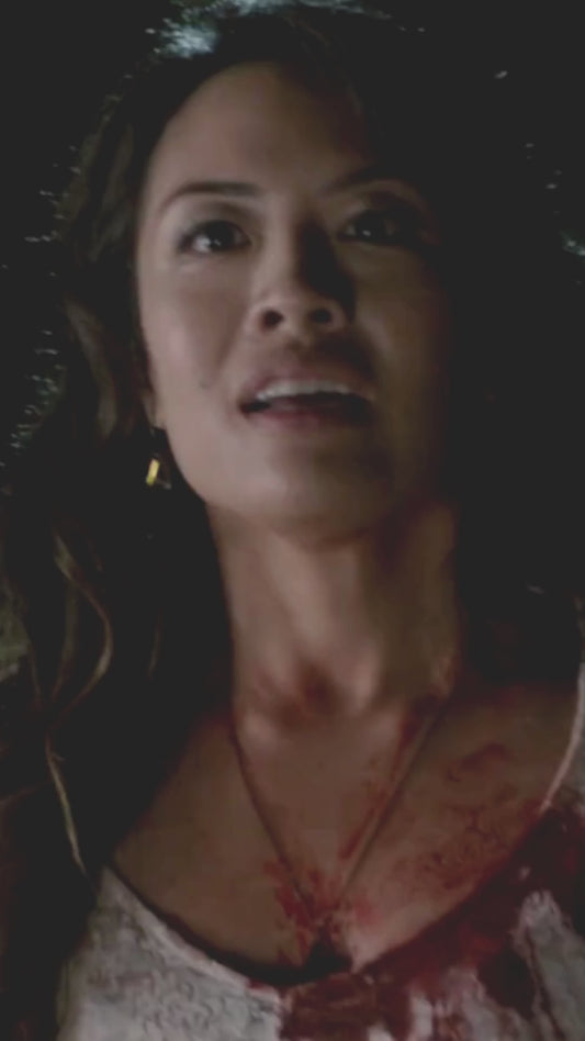 Pendientes triangulares como se ven en The Vampire Diaries