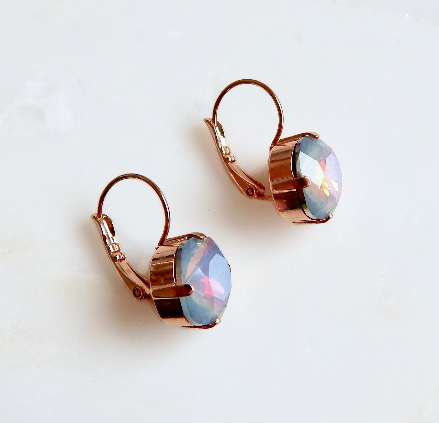 Boucles d'oreilles levier en cristal d'opale arc-en-ciel en or rose