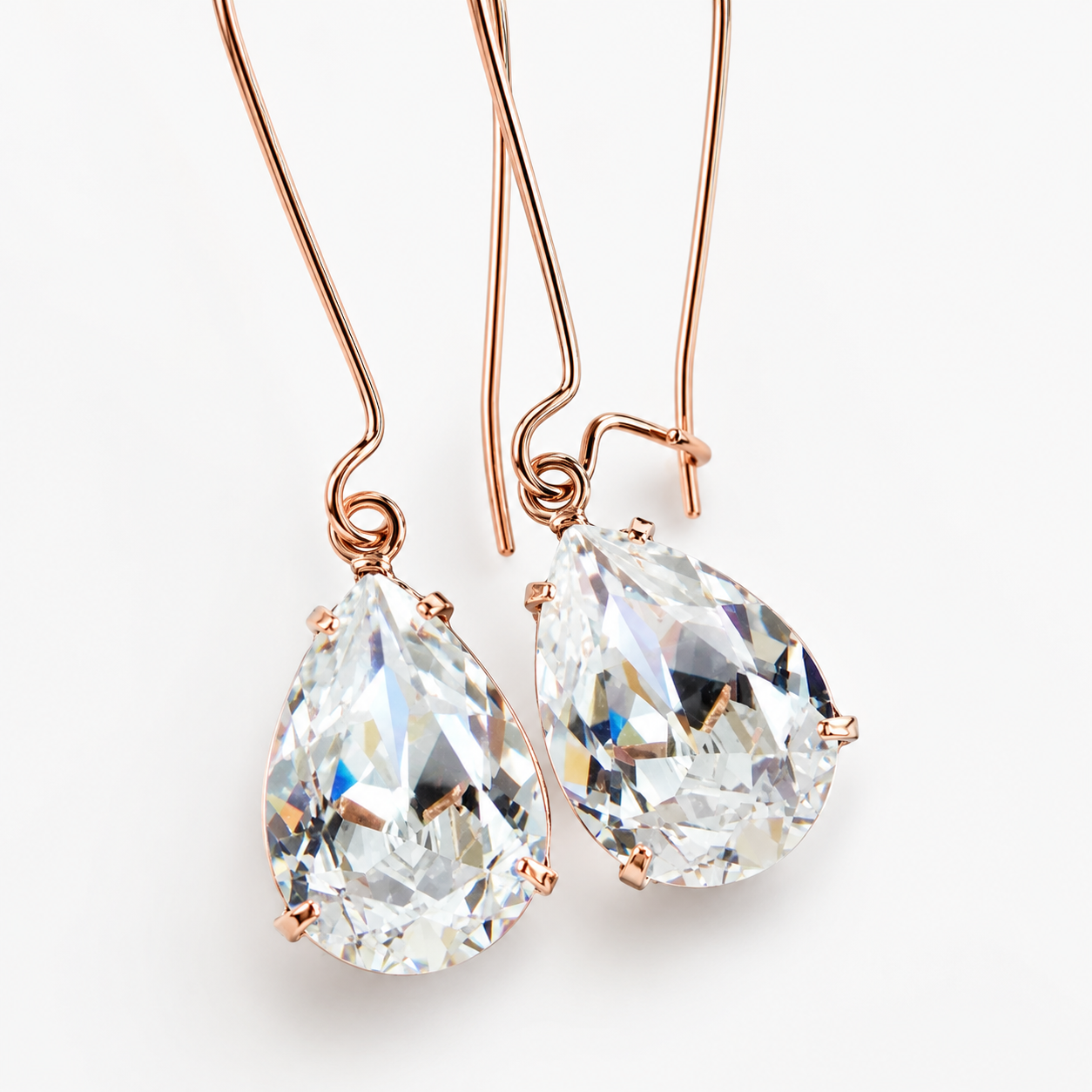 Pendientes de cristal transparente sobre oro rosa