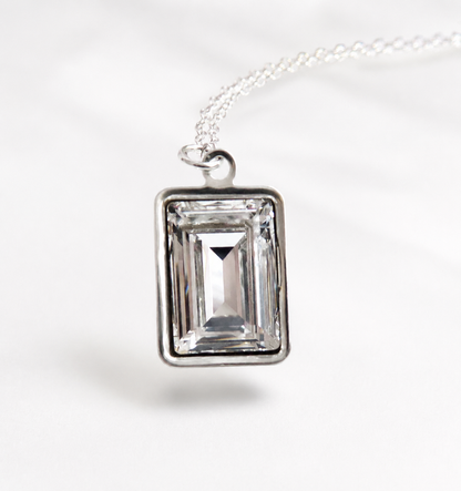 Collier en cristal clair taille émeraude
