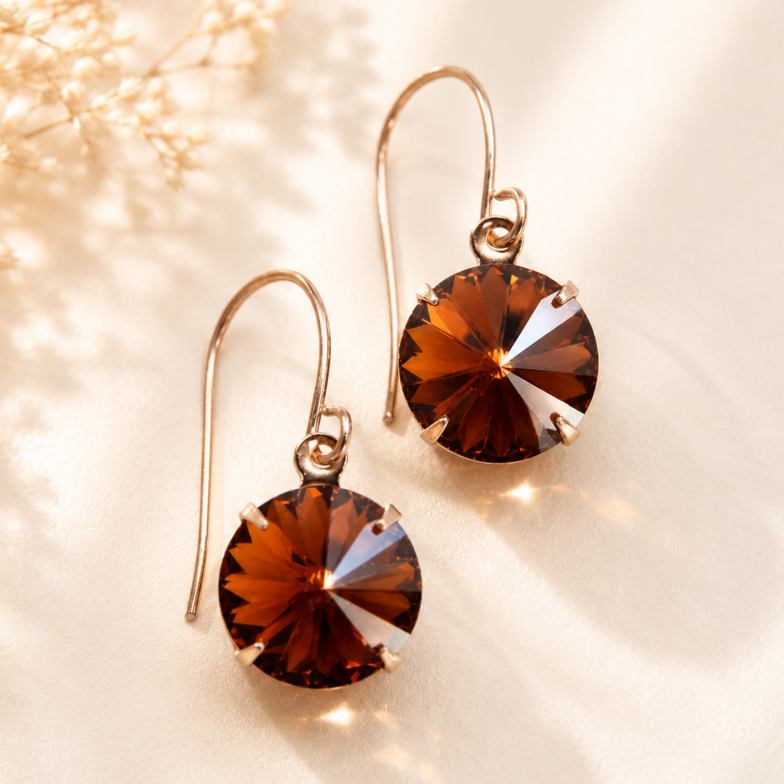 Pendientes de oro rosa con cristal marrón.