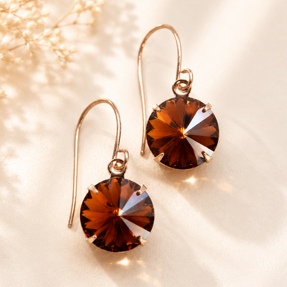 Pendientes de oro rosa con cristal marrón.