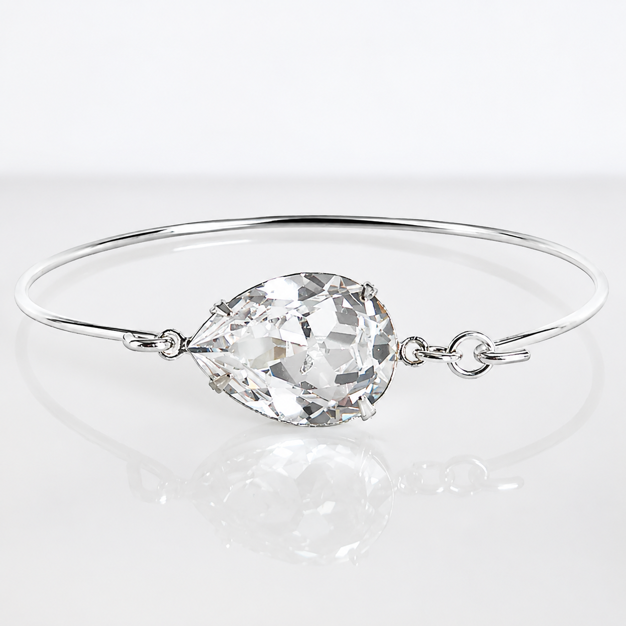 Pulsera tipo esclava con forma de lágrima de cristal transparente