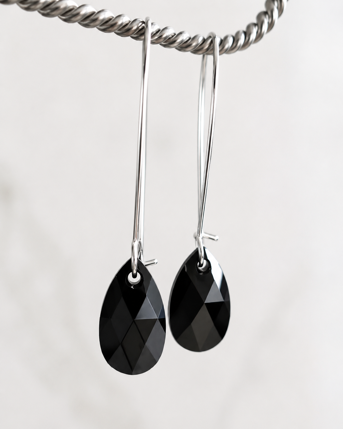 Pendientes largos lágrima de cristal negro azabache