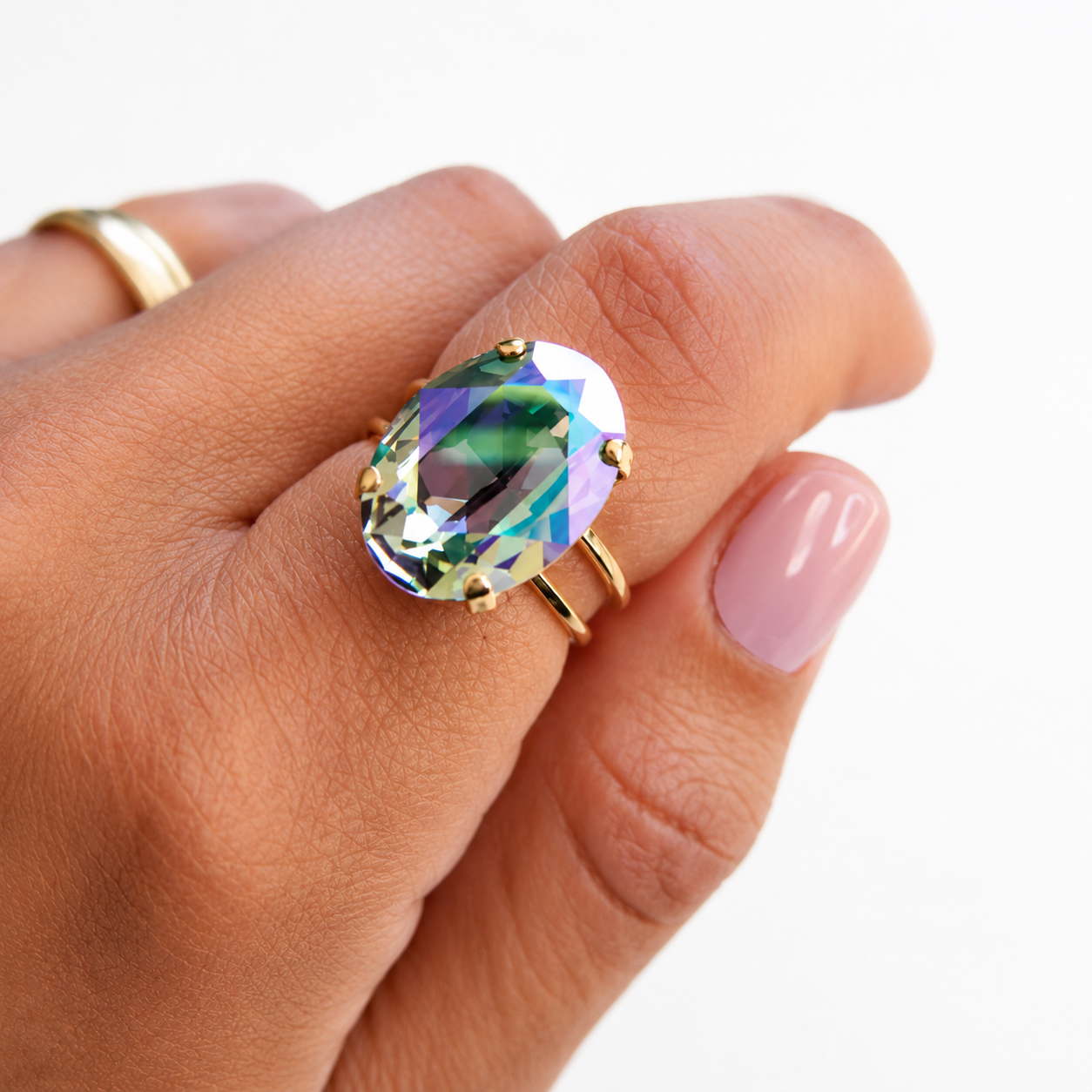 Anillo ovalado de cristal iridiscente morado