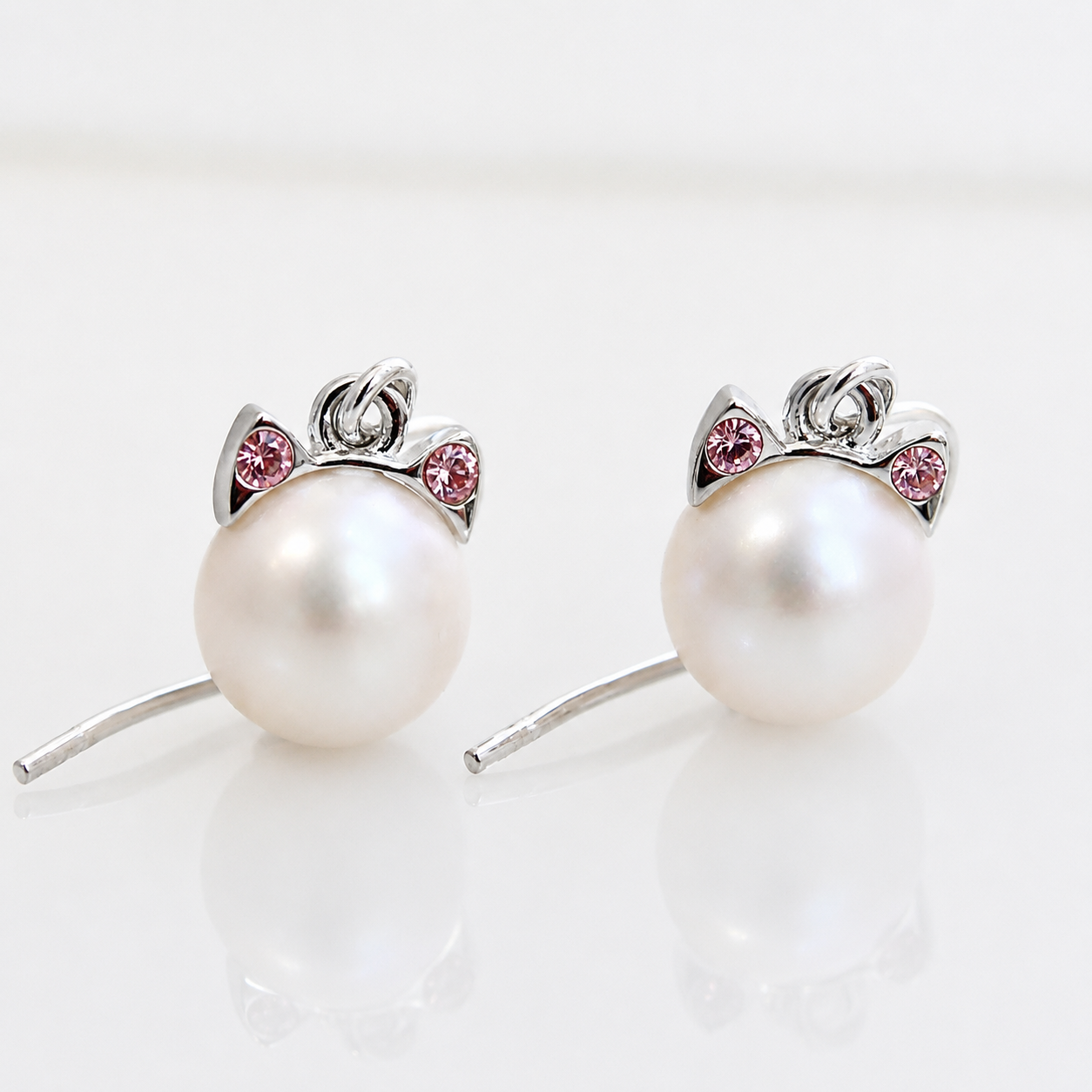 Boucles d'oreilles chat perles blanches