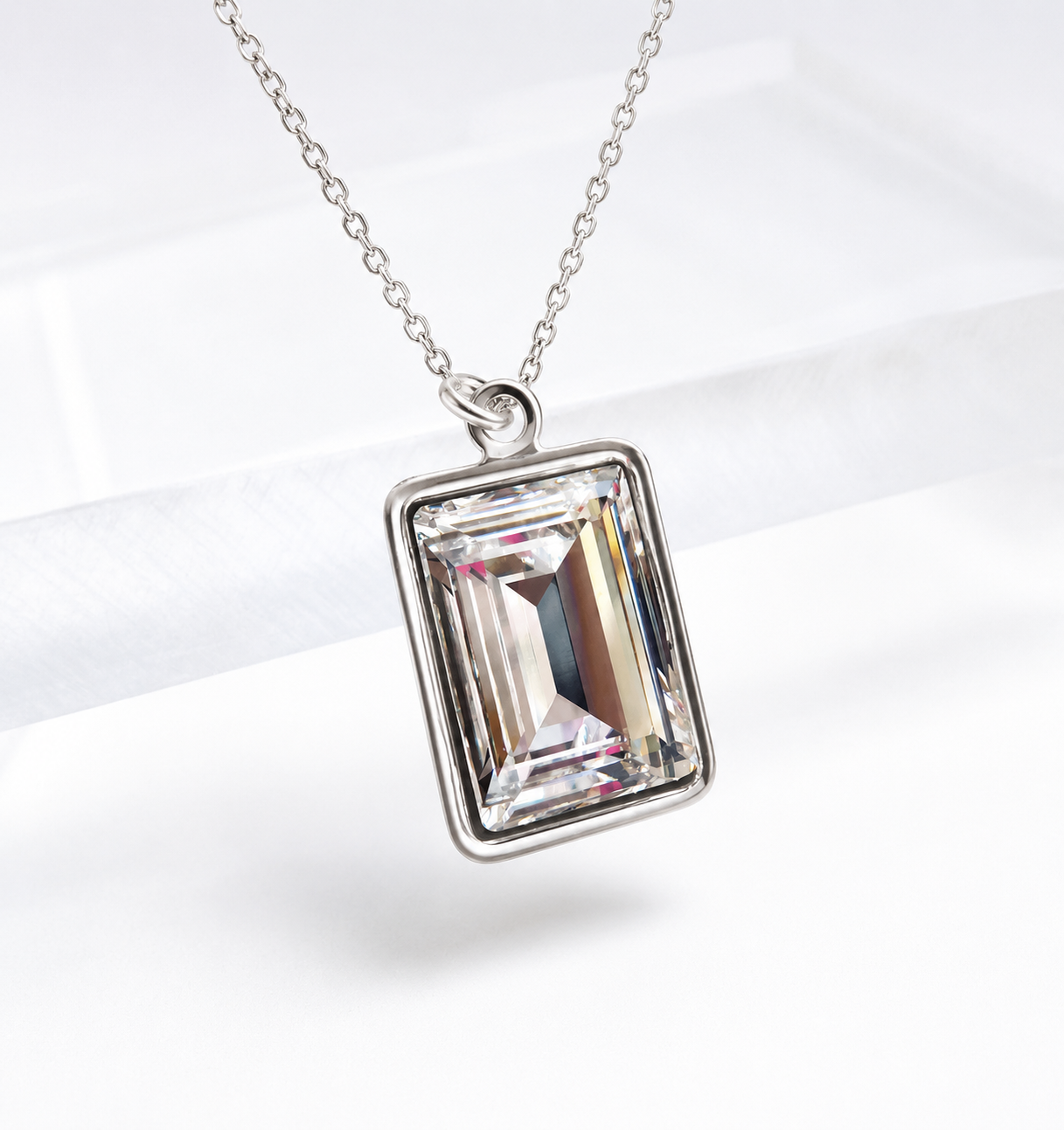 Collier en cristal clair taille émeraude