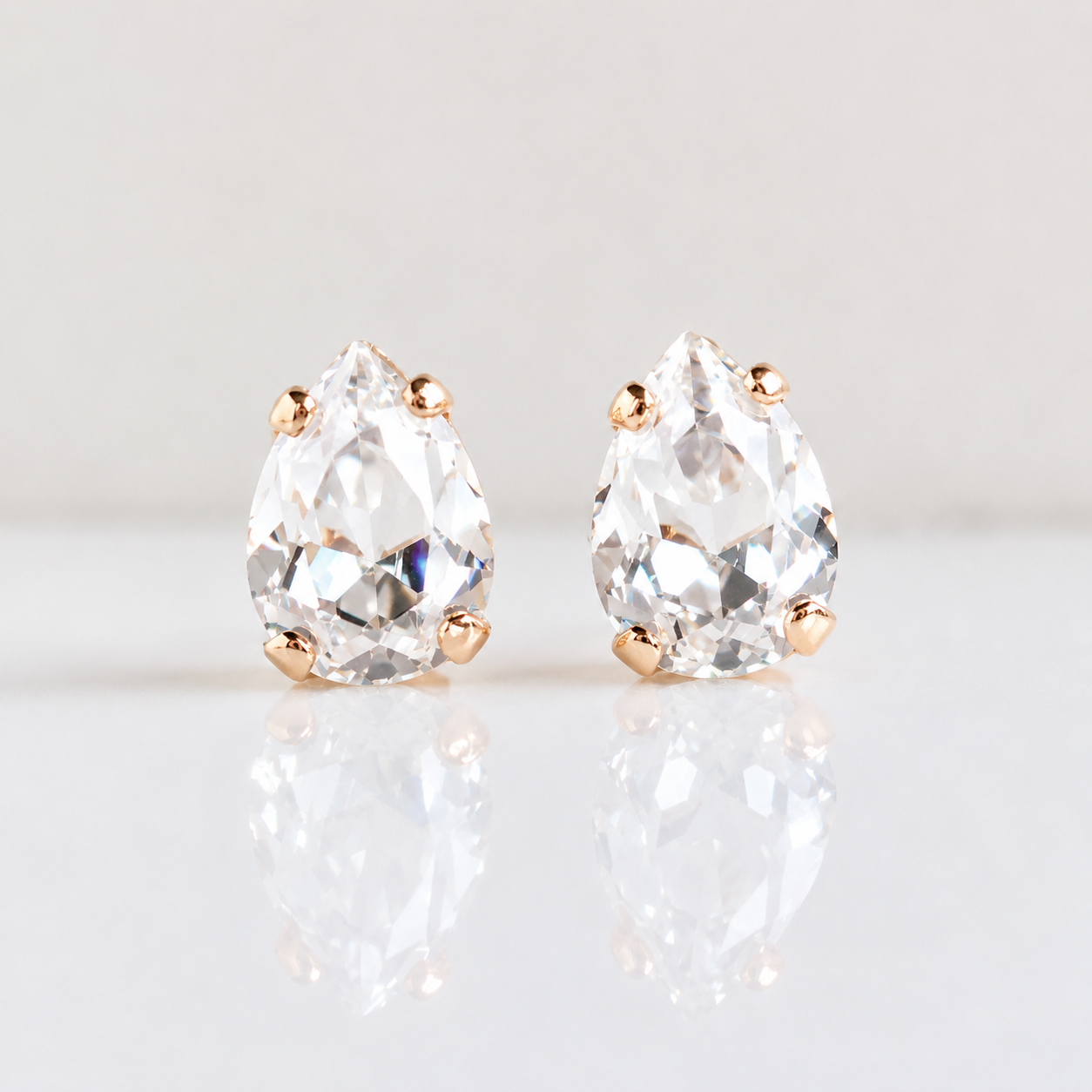 Boucles d'oreilles puces poire en or rose