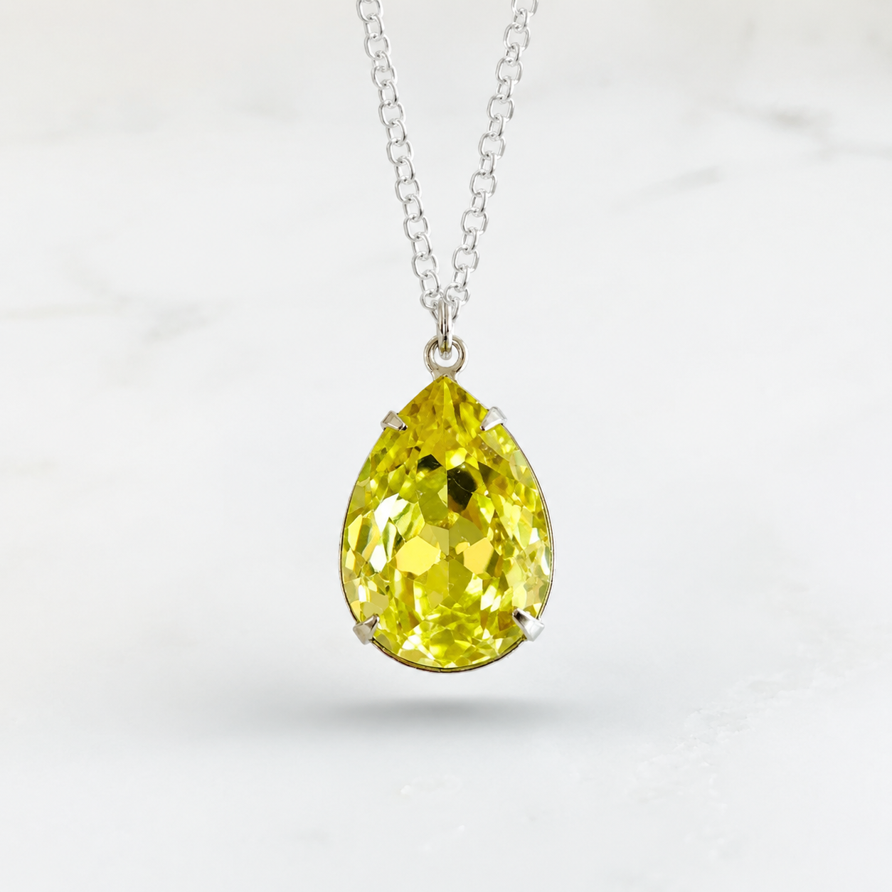 Pendentif poire en forme de larme Jonquil