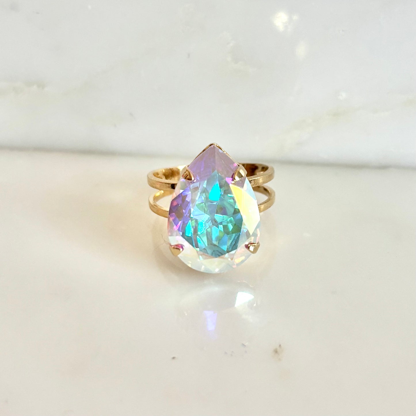 Anillo de cristal de pera transparente