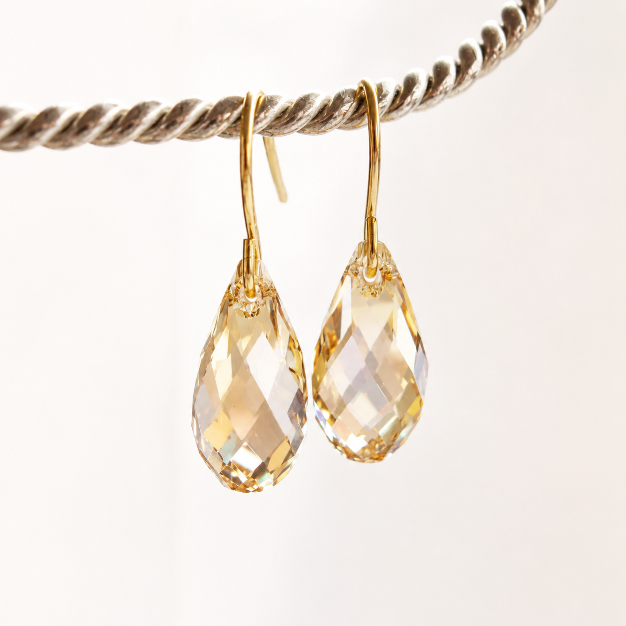 Pendientes briolette lágrima de cristal dorado
