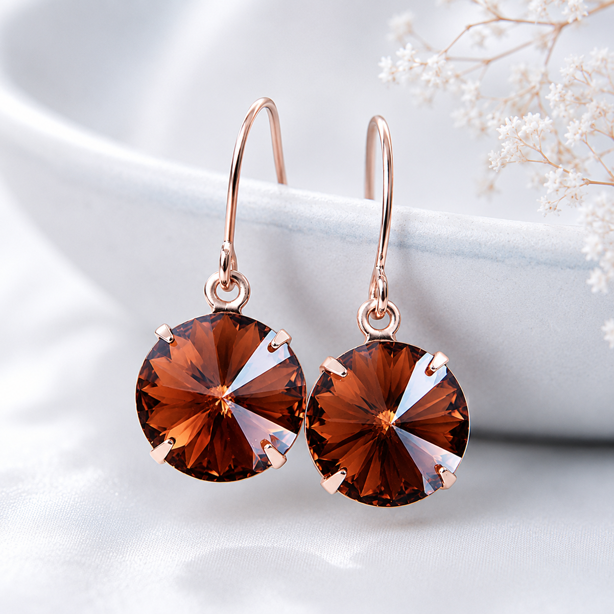 Pendientes de oro rosa con cristal marrón.