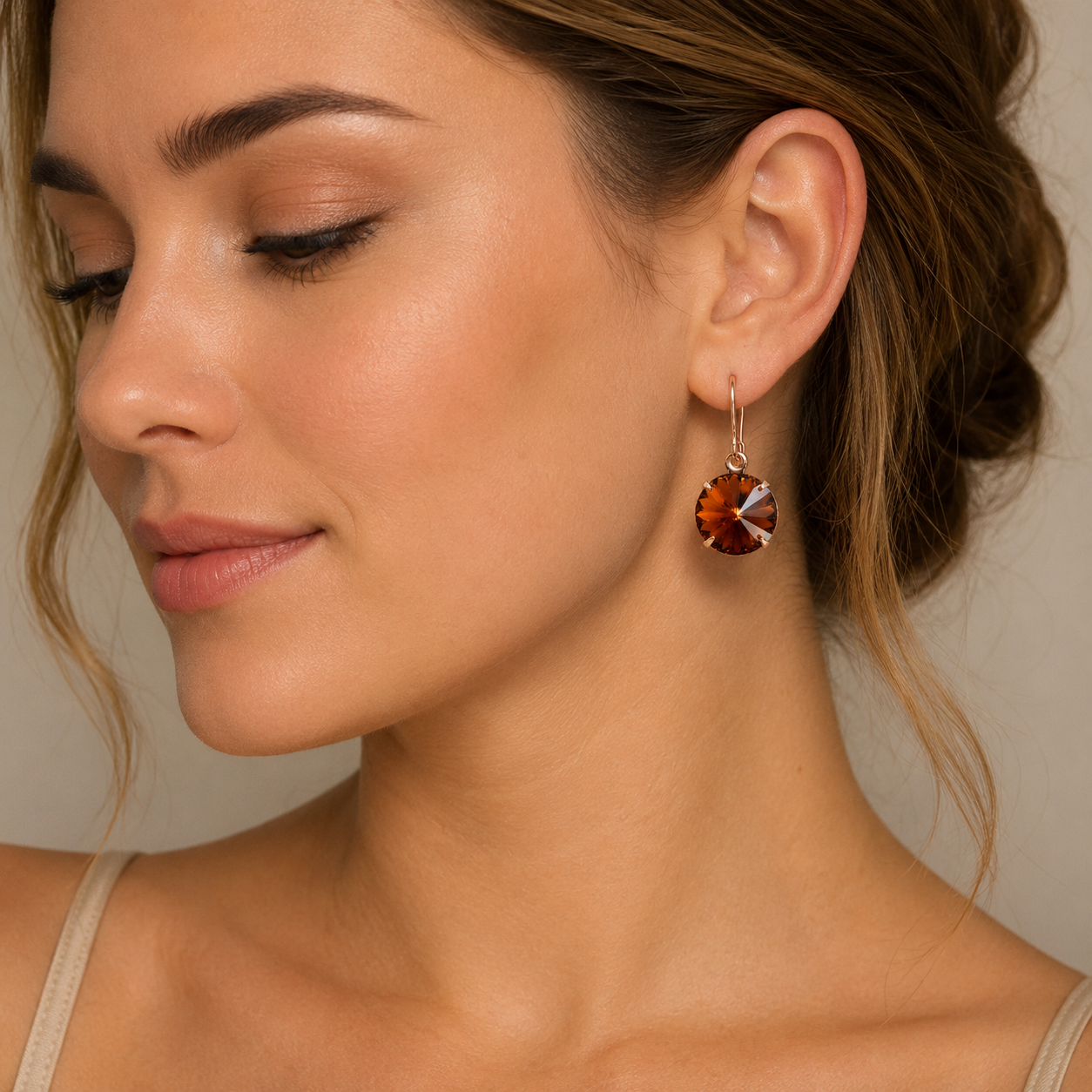 Pendientes de oro rosa con cristal marrón.