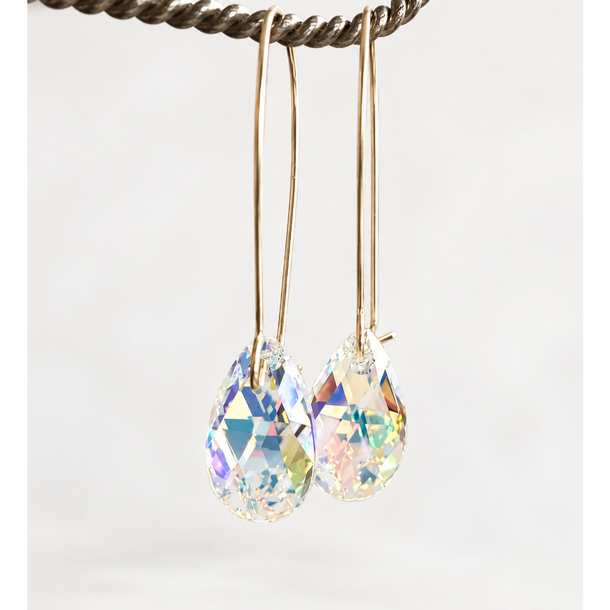 Boucles d'oreilles longues en forme de goutte de cristal irisé