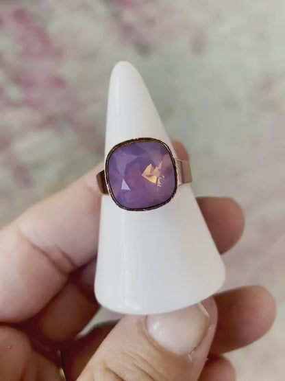 Anillo de cristal de ópalo lavanda sobre banda de oro rosa