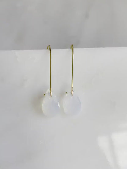 Boucles d'oreilles longues en cristal d'opale blanche