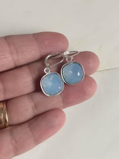 Boucles d'oreilles en cristal carré avec opale bleu ciel