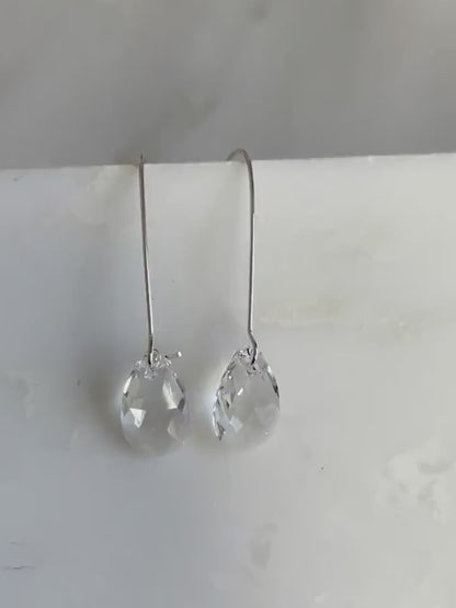 Pendientes largos con forma de lágrima de cristal en transparente