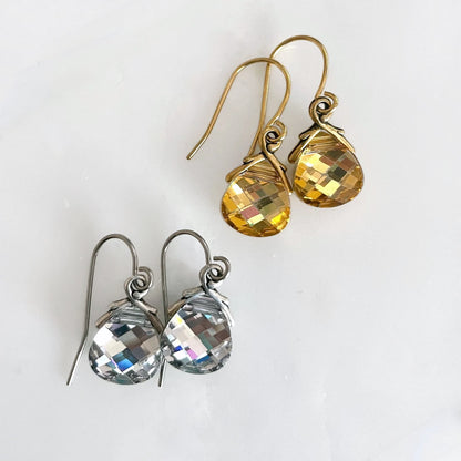 Pendientes briolette planos metálicos de cristal en plata u oro