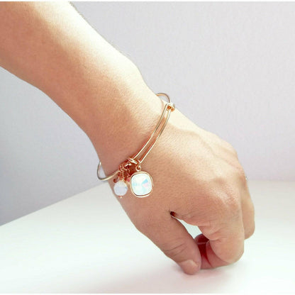 Pulsera con dijes de cristal y brazalete de oro rosa