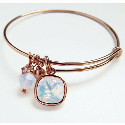 Pulsera con dijes de cristal y brazalete de oro rosa