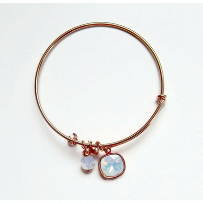 Pulsera con dijes de cristal y brazalete de oro rosa