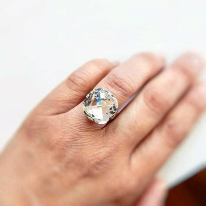 Anillo de cóctel grande de cristal.