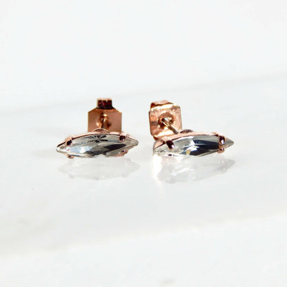 Petites boucles d'oreilles en or rose avec cristaux marquis incolores