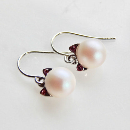 Boucles d'oreilles chat perles blanches