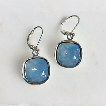 Boucles d'oreilles en cristal carré avec opale bleu ciel