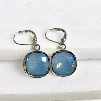 Boucles d'oreilles en cristal carré avec opale bleu ciel