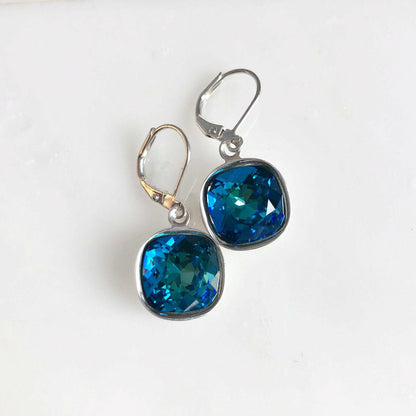 Boucles d'oreilles en cristal carré avec opale bleue des Bermudes