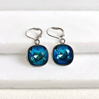 Boucles d'oreilles en cristal carré avec opale bleue des Bermudes