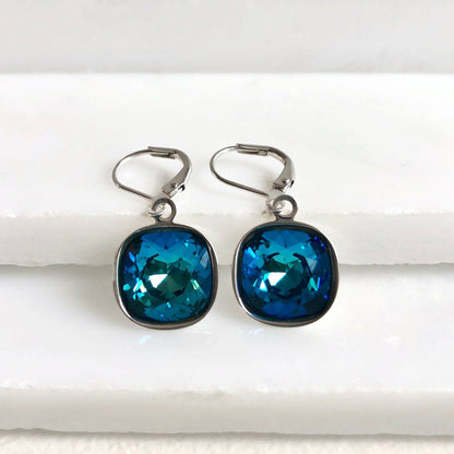 Boucles d'oreilles en cristal carré avec opale bleue des Bermudes