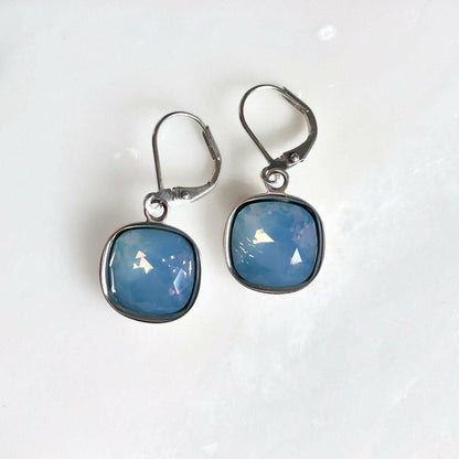 Boucles d'oreilles en cristal carré avec opale bleu ciel