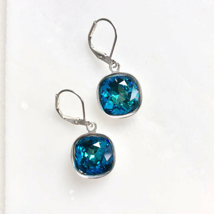 Boucles d'oreilles en cristal carré avec opale bleue des Bermudes