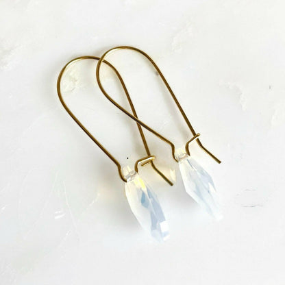 Boucles d'oreilles longues en cristal d'opale blanche