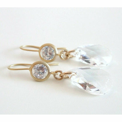 Boucles d'oreilles pendantes en cristal clair sur or mat